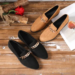 Elegante damesloafers met spitse neus en suède look met gouden kettingdetail