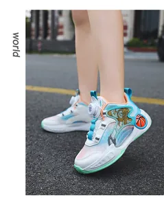 Vue détaillée de chaussures de basket pour enfants en mesh avec laçage à cadran.
