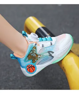 Vue détaillée des chaussures de basket pour garçon en mesh avec motif de dragon