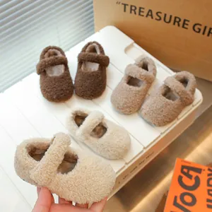 Zapatos de invierno peludos para niñas de lana de cordero en colores marrón y beige