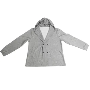 Gedetailleerd vooraanzicht van een grijze heren windbreaker met capuchon en knopen