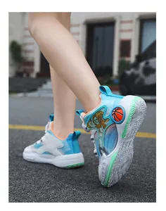 Vue latérale détaillée de chaussures de basket bleues respirantes pour garçons avec semelle