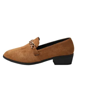 Elegante bruine suède loafers met een spitse neus en luxe gouden kettingdetail.