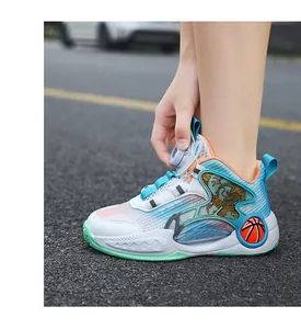 Gros plan de chaussures de basket pour garçons avec boucle rotative et maille respirante.