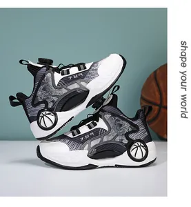 Détail de chaussures de basket pour garçons respirantes avec système de laçage rapide efficace