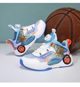 Vue détaillée de chaussures de basket pour enfants avec tige en mesh et boucle rotative.