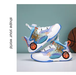 Vue détaillée de chaussures de basket professionnelles pour garçons avec motif dragon et maille.