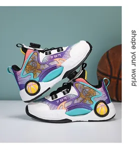 Vue latérale détaillée de chaussures de basket pour garçons avec système de laçage rapide