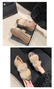 Detailansicht der Strass-Schmetterlings-Loafer mit Pelzbesatz und dicker Sohle.