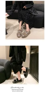 Detailansicht der Strass-Schmetterlings-Loafer mit Kunstfell und Plateausohle.