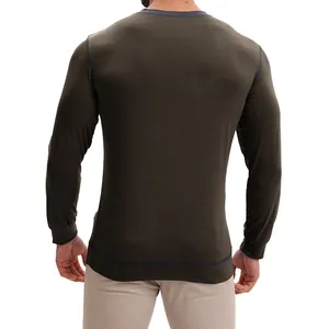 Πίσω όψη ανδρικού λαδί βαμβακερού t-shirt με μακριά μανίκια και μπλε ραφές αντίθεσης