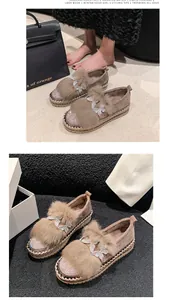 Detailansicht der Damen-Loafer mit Strass-Schmetterling, Kunstfell und Plateausohle.