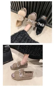 Detailansicht der Damen Loafer mit Plateausohle, Kunstpelz und Strass-Schmetterling