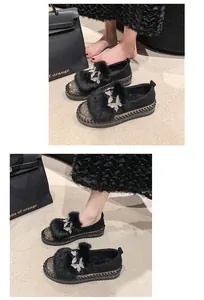 Detailansicht schwarzer Plateau-Loafer mit Strass-Schmetterlingen und Kunstpelz-Akzenten