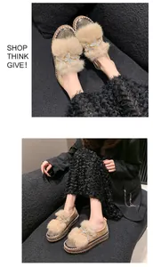 Detailansicht der beigen Plateau-Loafer mit flauschigem Fellbesatz und Strass-Schmetterlingen.