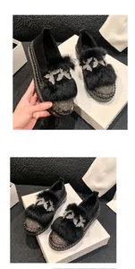 Detailansicht schwarzer Plateau-Loafer mit Strass-Schmetterlingen und Kunstfell