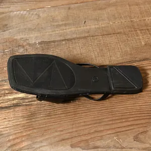 Makrodetail der rutschfesten Gummisohle für diese schwarzen flachen Sommersandalen