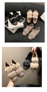 Detailansicht von Strass-Schmetterling-Loafers mit Kunstpelzbesatz in verschiedenen Farben