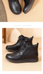Vue détaillée de bottes d'hiver en cuir noir pour femmes, doublées de fourrure et semelle souple.