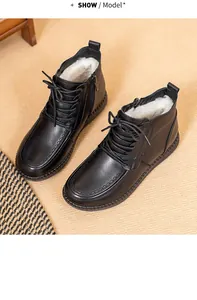 Vue détaillée des bottes d'hiver en cuir noir pour femmes avec doublure en laine
