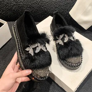 Elegante schwarze Plateau-Slipper mit Strass-Schmetterlingen und weichem Pelzbesatz-Detail