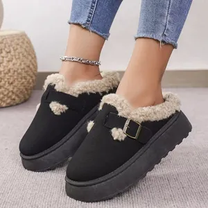 Primer plano de zapatillas con plataforma negras con forro de lana sintética.