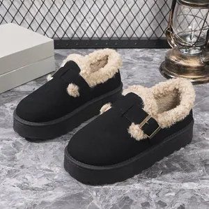 Vista detallada de zapatillas negras con suela gruesa, forro polar beige cálido y hebilla