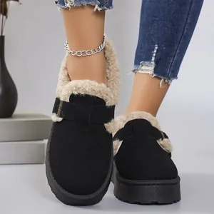 Vista detallada de zapatillas de plataforma negras con forro de felpa cálida y hebilla