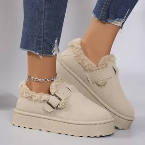 Detalle de mocasines beige de mujer con plataforma, forro de felpa y hebilla metálica