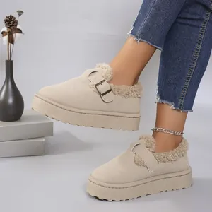 Mocasines con plataforma beige para mujer con forro de felpa cálida y hebilla decorativa.