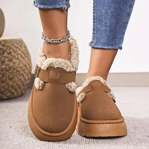 Primer plano de zapatillas de plataforma cálidas con forro de pelo sintético y hebilla