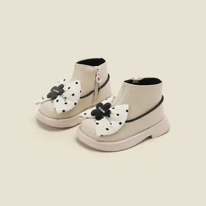 Detailansicht beige Kleinkind Prinzessin Stiefel mit gepunkteter Schleife und Reißverschluss