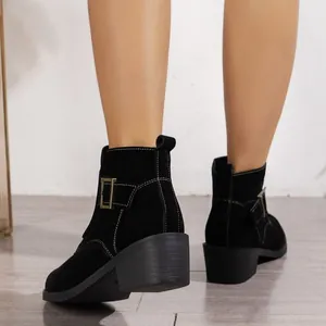 Bottines Chelsea noires à talons épais pour femmes avec une boucle décorative élégante