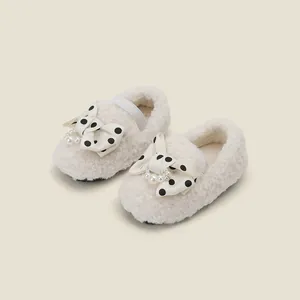 Zapatos de felpa de invierno para niñas con lazo de lunares y perlas para caminar