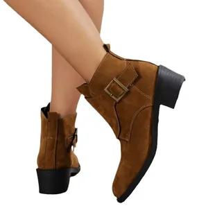 Bottines Chelsea en daim marron avec talons épais et boucles