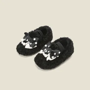 Zapatos de princesa de peluche negro para niñas pequeñas con lazos de lunares y perlas.