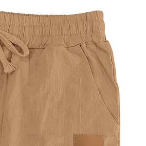 Vista dettagliata dei pantaloni da uomo in cotone e lino con coulisse elastica e tasca