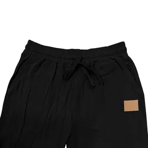 Dettaglio dei pantaloni da uomo in cotone e lino neri con vita regolabile con coulisse.