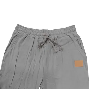 Dettaglio dei pantaloni da uomo in cotone e lino con coulisse ed elastico in vita