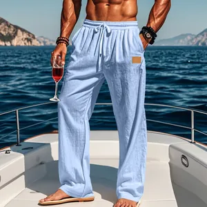 Dettaglio dei pantaloni dritti da uomo in cotone e lino azzurro su una barca