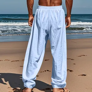 Vista posteriore di pantaloni in lino azzurro da uomo con coulisse sulla spiaggia