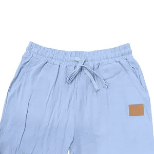 Dettaglio della vita con coulisse e tasche dei pantaloni da uomo in cotone e lino