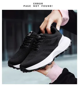Nahaufnahme schwarzer, atmungsaktiver Mesh-Sneaker mit dicker weißer Sohle für Mädchen