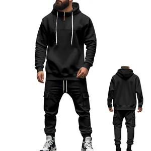 Herren Trainingsanzug in Schwarz mit Kapuze, Fleece-Futter und Cargo-Taschen für Winter.