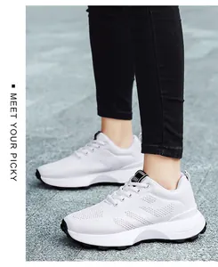 Detailansicht weißer atmungsaktiver Mesh-Sneaker für Mädchen mit dicker Sohle
