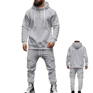 Detailansicht von grauem Herren-Fleece-Trainingsanzug mit Kapuzenpullover und Cargohose