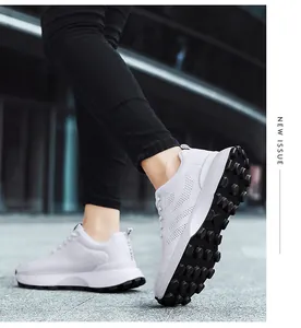 Detailseitenansicht weißer, atmungsaktiver Mesh-Chunky-Sneaker für Mädchen beim Gehen