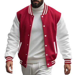 Detailopname van een rood-wit varsityjack met drukknopen en gestreepte boorden.