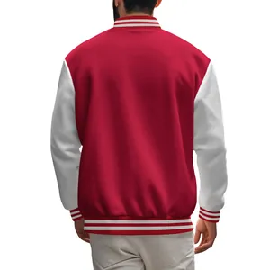 Achteraanzicht van een rood-wit varsity baseballjack met gestreepte boorden