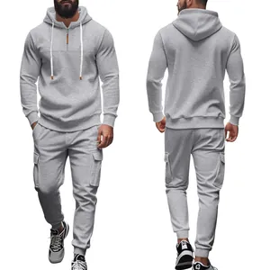 Vorder- und Rückansicht des grauen Fleece-Hoodies und der Cargo-Jogginghose für Herren